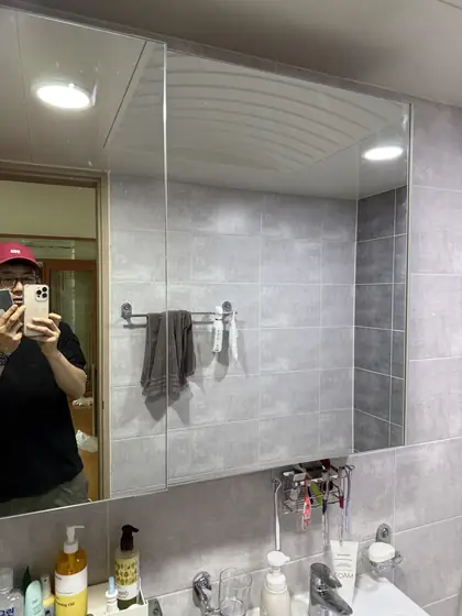 거울장 교체 — 교체를 마친 새 거울장